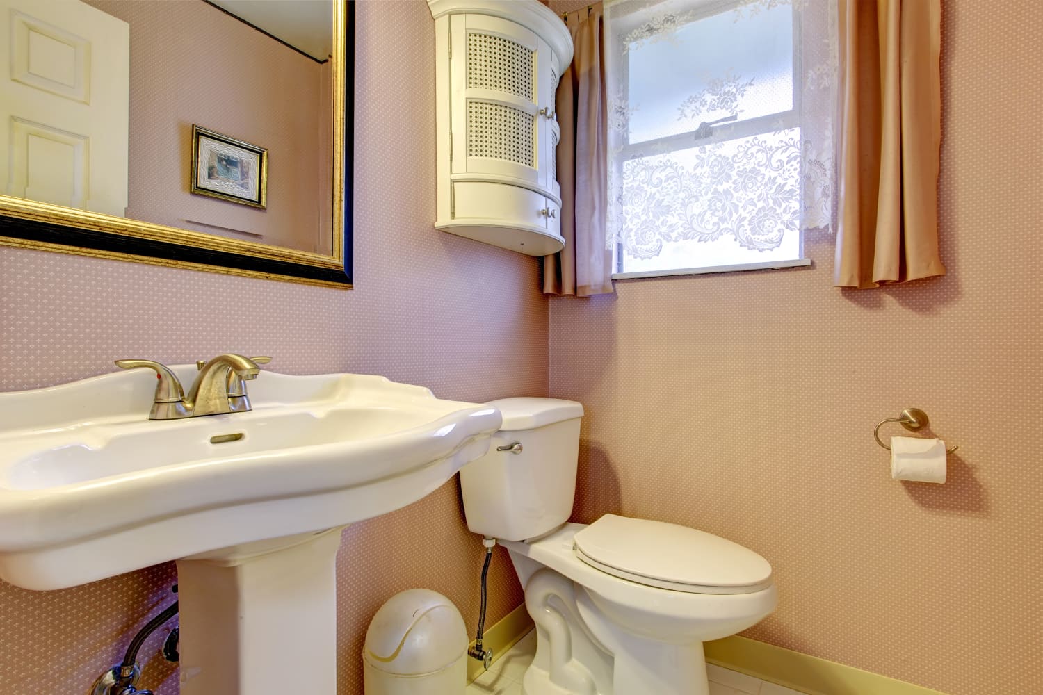 3 Paint Colors That Instantly Date Your Bathroom