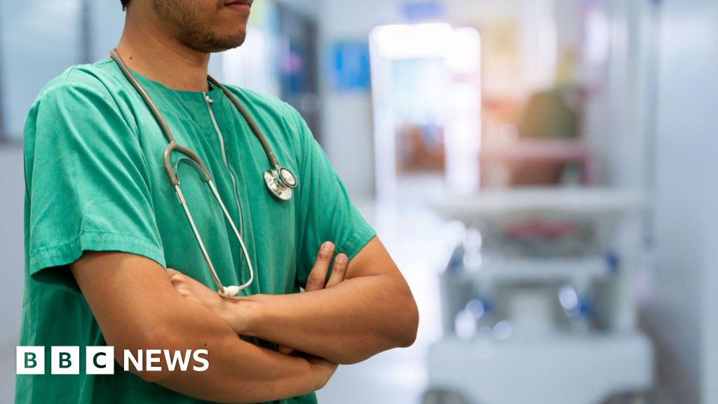 Senior doctors accept pay deal in England