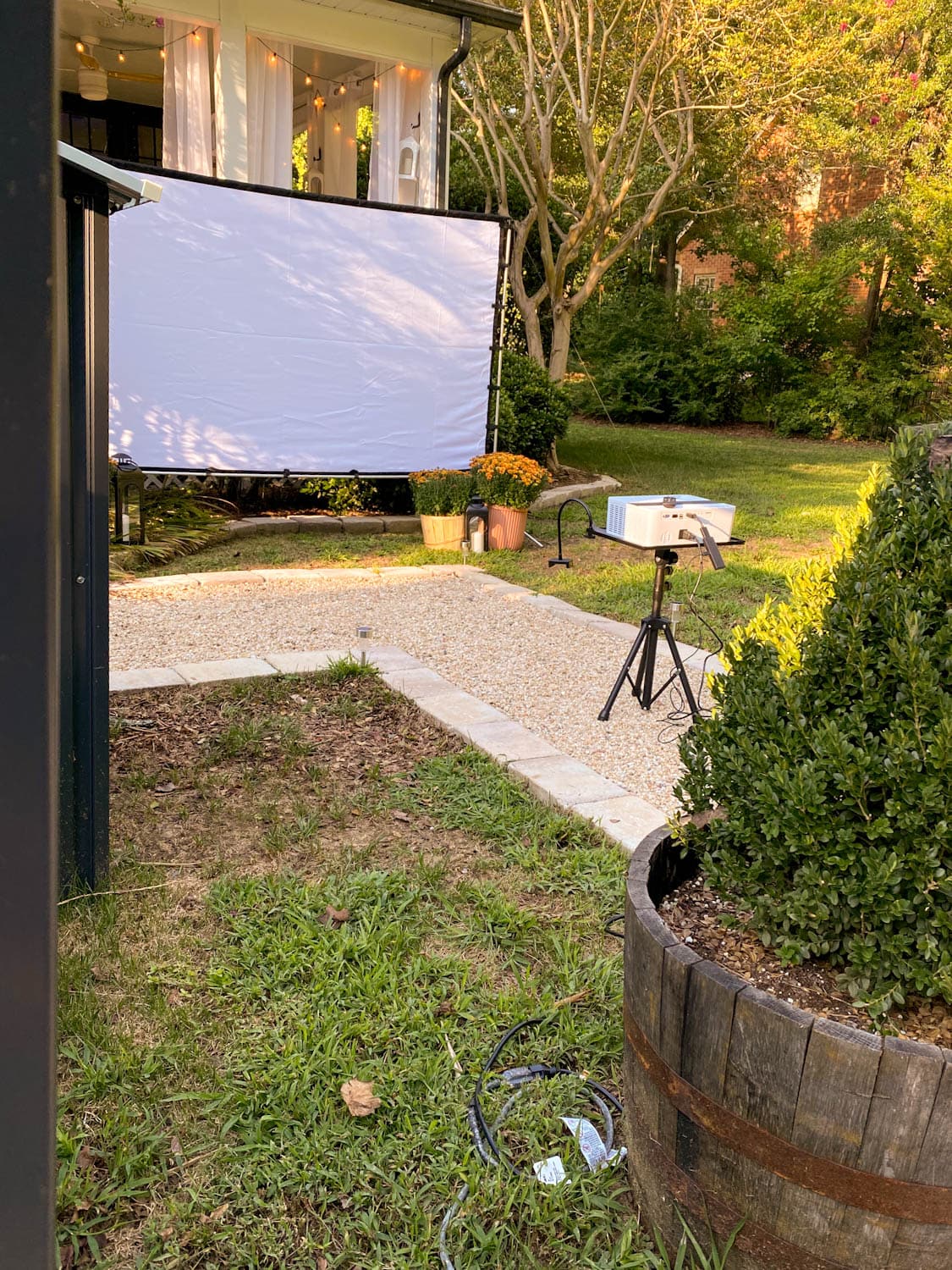 how to set up a backyard movie night with recommended projector and outdoor projector screen