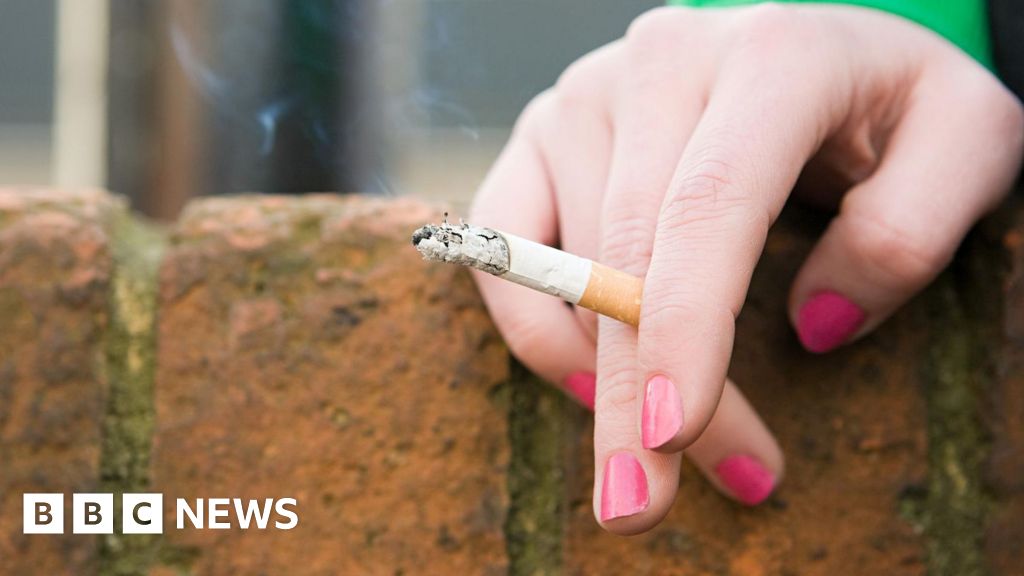 Ministers consider tighter rules on smoking outdoors