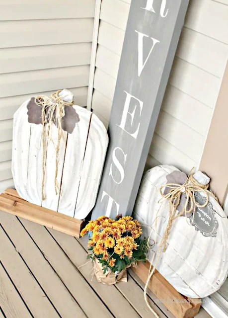 white pallet porch pumpkin