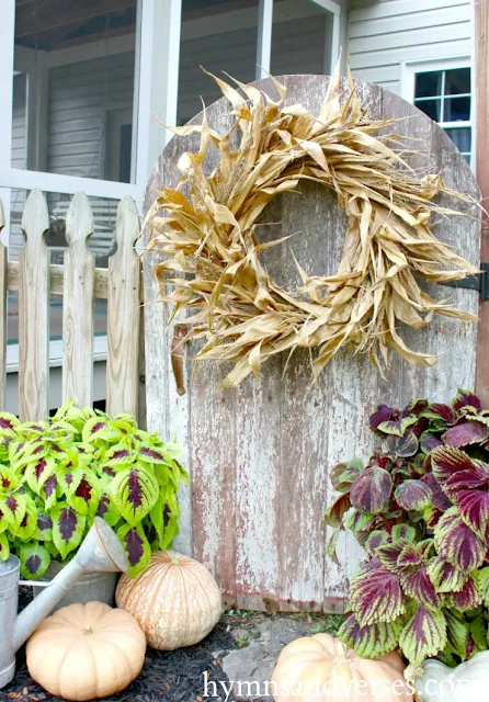 DIY corn husk wreath