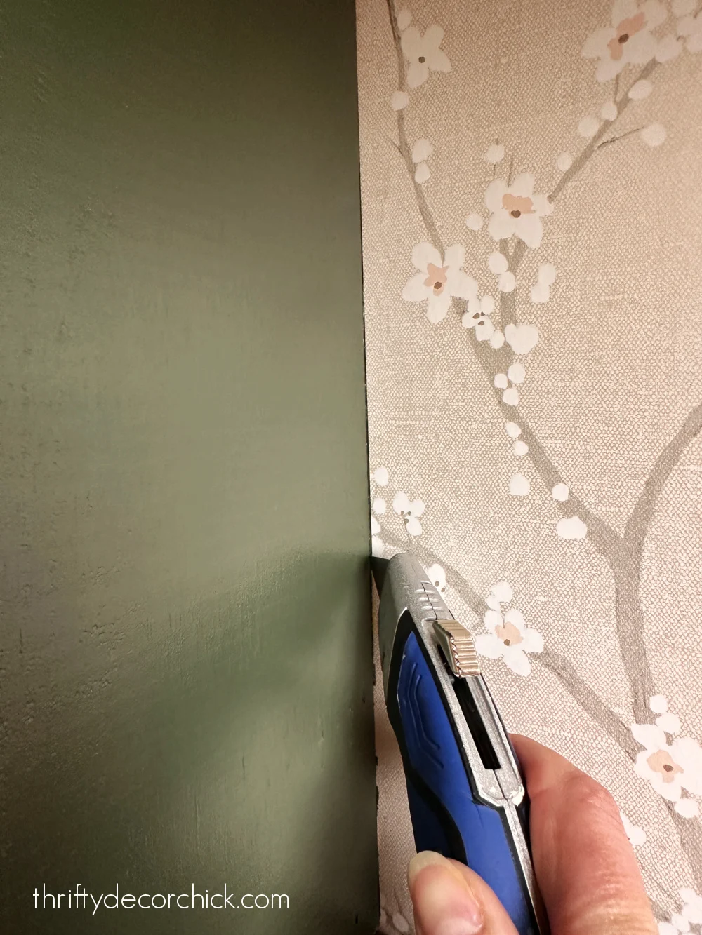 scoring wallpaper to remove