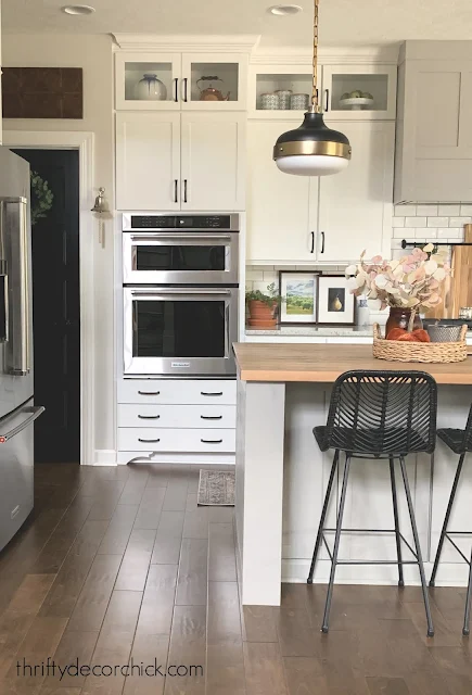 black and brass accents in kitchen