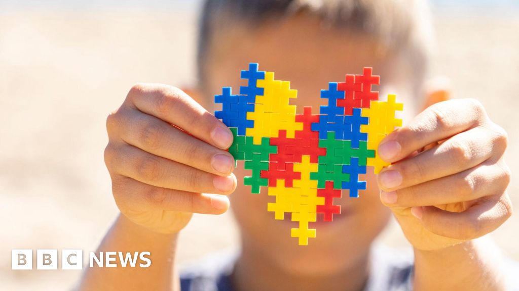 Families 'left in lurch' on child autism diagnoses, report warns